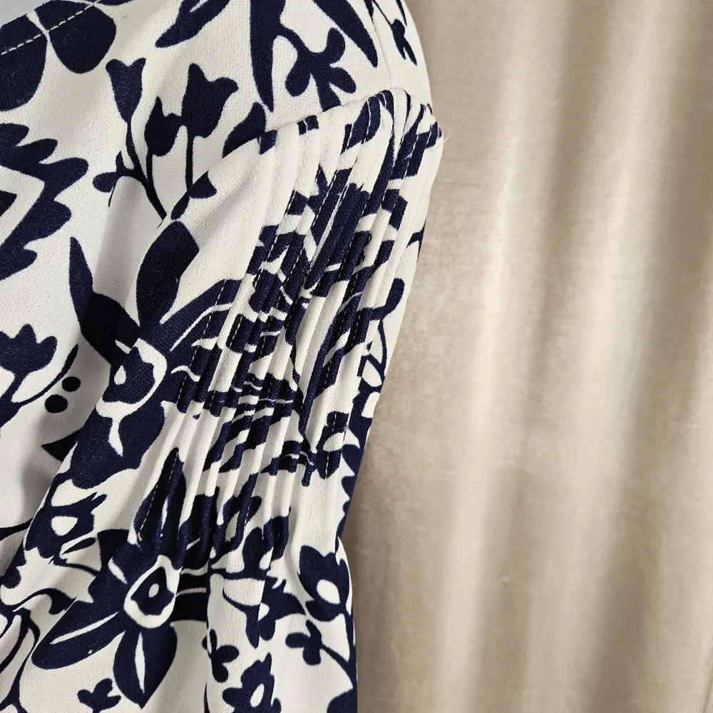 NWOT Talbots white & navy blue pin tuck shoulder blouse top Womens Medium - Picture 2 of 8